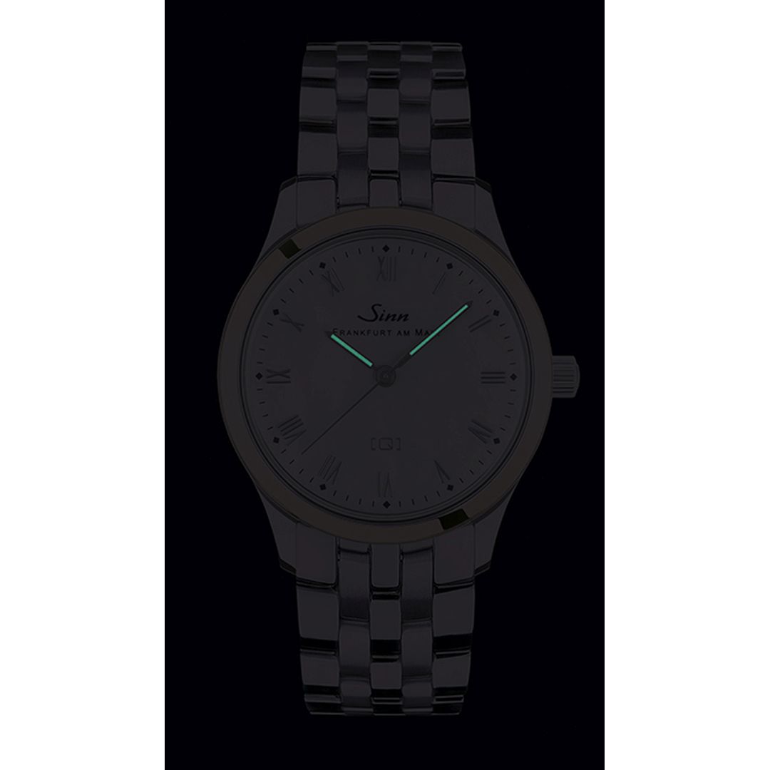 nn 434 ST GG Mother-of-Pearl W Watch Close-Up of Roman Numerals - Clear and Readable